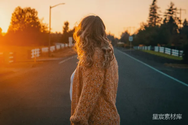 高清摄影 夕阳下的孤独漫步