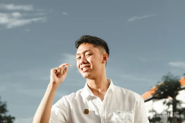 高清摄影 享受美食的年轻男子