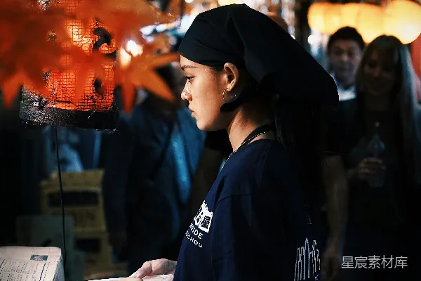 高清摄影 夜市中的服务员