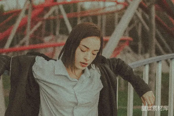高清摄影 在过山车旁的沉思