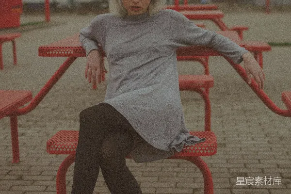 高清摄影 城市中的红椅与独立女孩