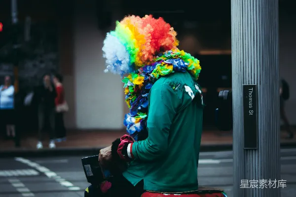 高清摄影 街头色彩斑斓的街头艺人