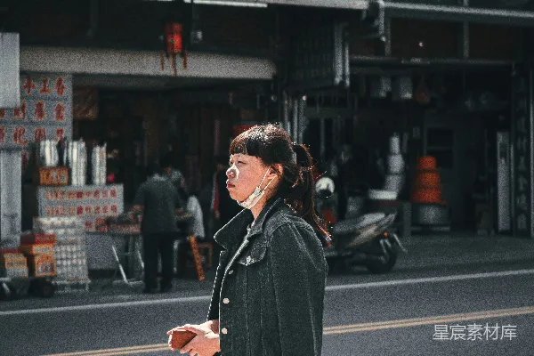 高清摄影 街头漫步的年轻女孩