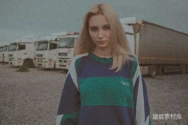 高清摄影 工业背景下的复古风格女孩