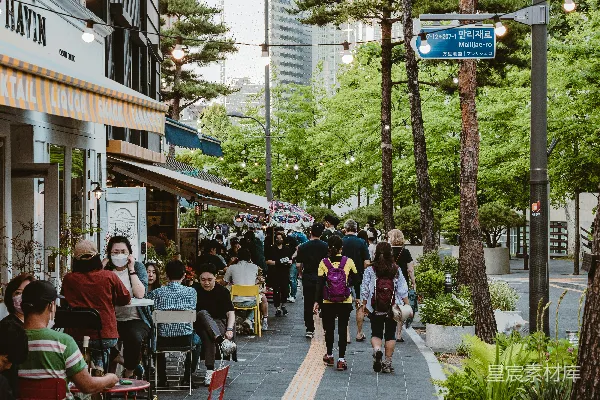 高清摄影 城市绿洲：户外咖啡厅与自然景观结合