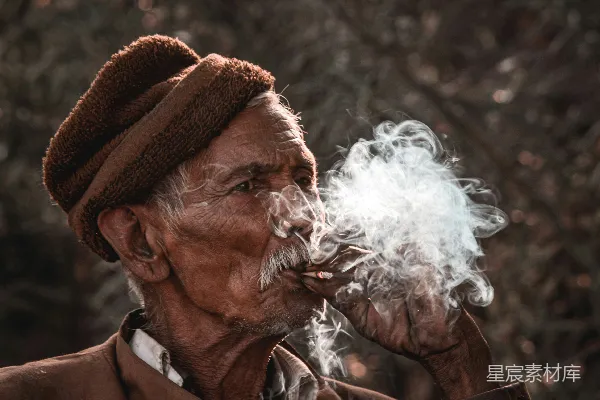 高清摄影 烟草与岁月：一位老者的烟雾肖像