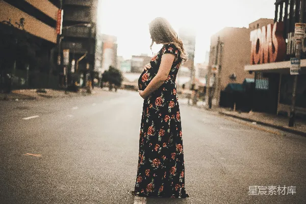 高清摄影 都市中的怀胎女性