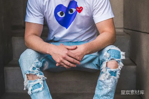 高清摄影 街头时尚：破洞牛仔裤与心形T恤的搭配