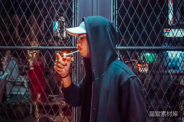 高清摄影 夜晚吸烟的青年
