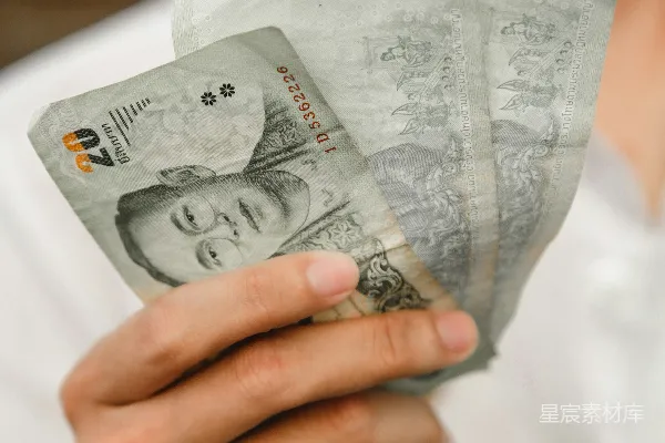 高清摄影 手持泰铢钞票