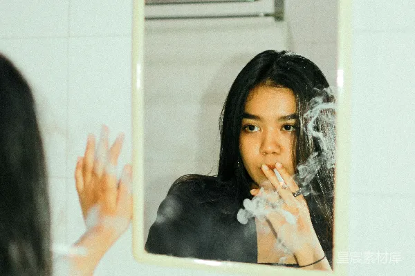 高清摄影 镜中烟雾：自我反思与孤独的瞬间