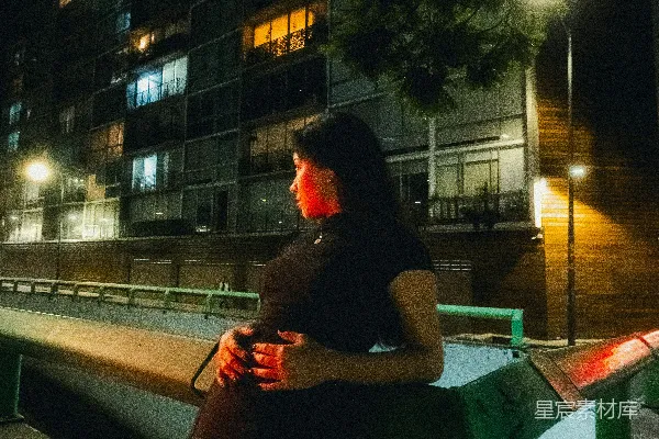 高清摄影 夜色中的孤独身影
