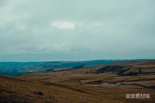 高清摄影 远处 hills 中有一座风车的景象