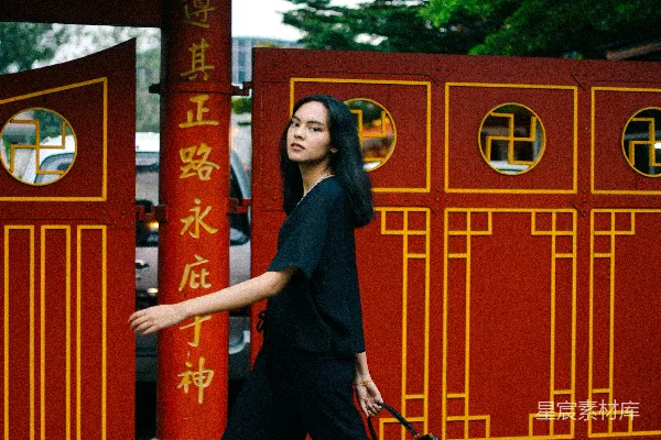 高清摄影 古典建筑前的优雅漫步