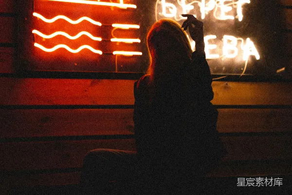高清摄影 夜幕下的霓虹灯与静思者