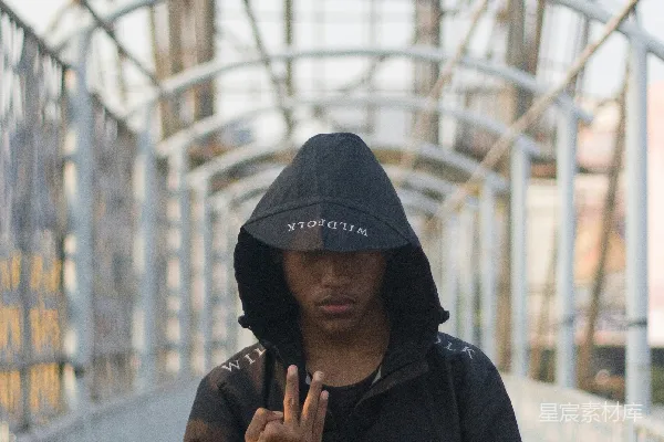 高清摄影 桥上少年的逆光剪影