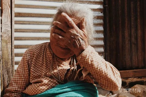 高清摄影 老妇人在阳光下的沉思