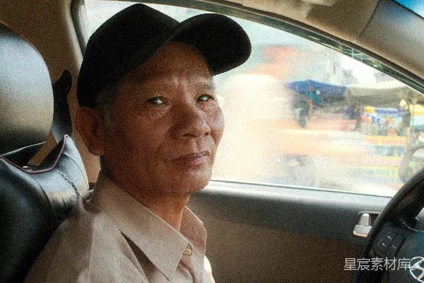 高清摄影 车内的微笑老人