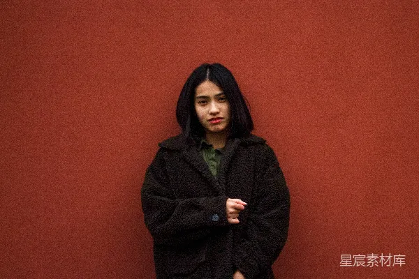 高清摄影 红墙前的深色外套女孩