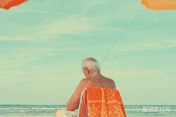 高清摄影 夕阳下的海滩老人