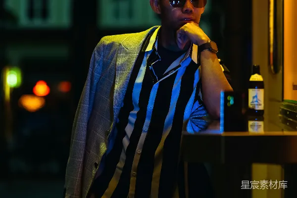 高清摄影 夜色中的深思者