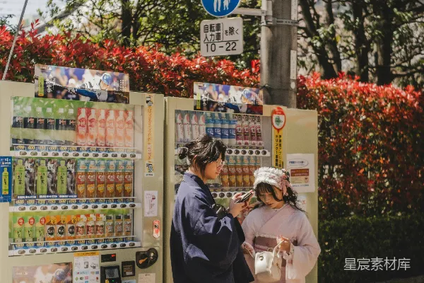 高清摄影 传统与现代的交错：街头自动贩卖机前的和服女子