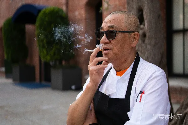 高清摄影 户外抽烟的厨师