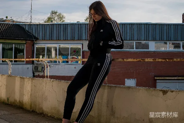 高清摄影 户外时尚：屋顶上的运动风女孩