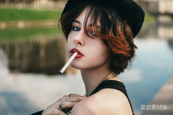 高清摄影 复古街头风情：女子湖边吸烟