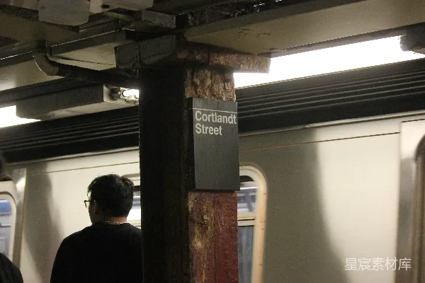 高清摄影 地铁站台上的Cortlandt Street标志
