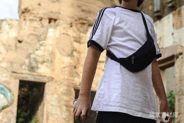 高清摄影 废墟中的少年