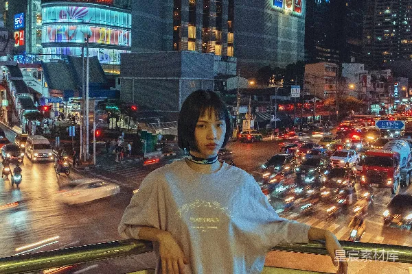 高清摄影 霓虹灯下的都市夜景与独立女性