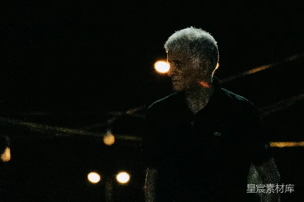 高清摄影 夜幕下的思考者