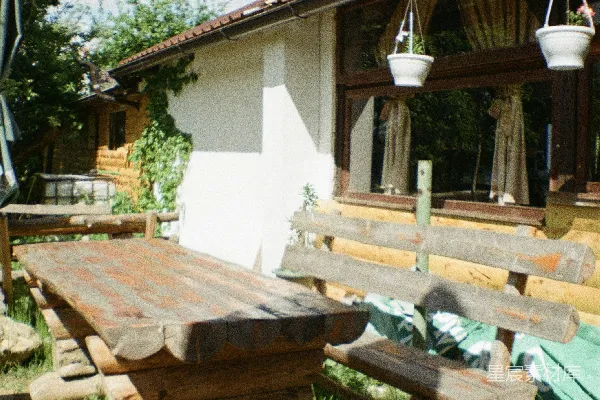高清摄影 乡村小屋与木桌