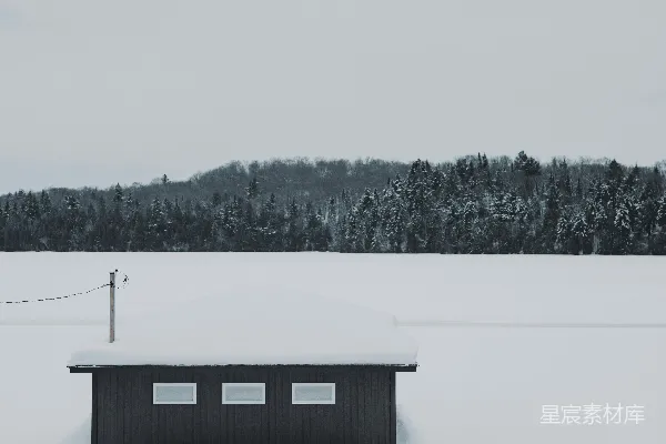 高清摄影 冬日雪景中的小屋