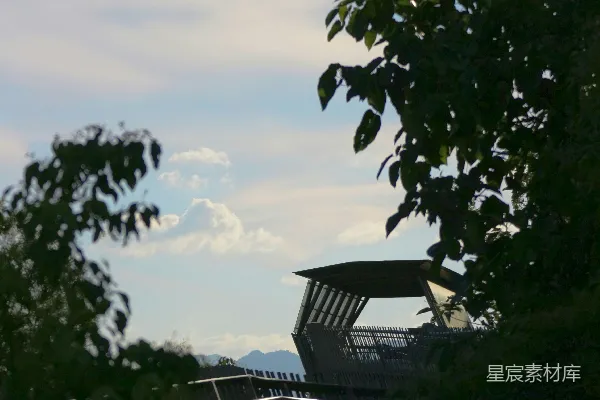 高清摄影 山间小屋与蓝天