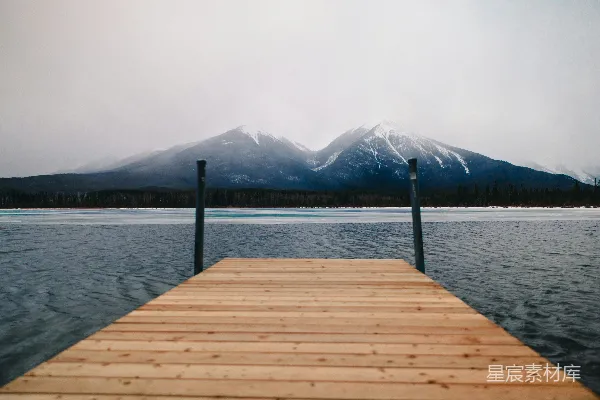 高清摄影 湖畔木栈道与雪山