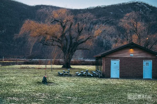 高清摄影 秋日山间的小屋与孤树