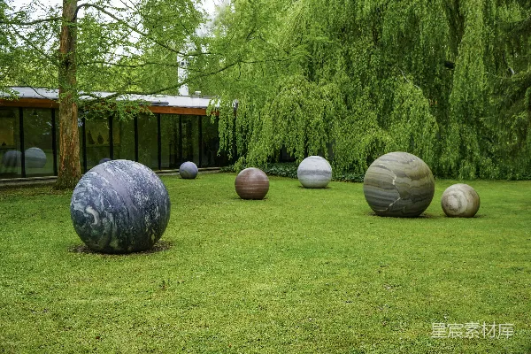 高清摄影 草地上的大理石球雕塑