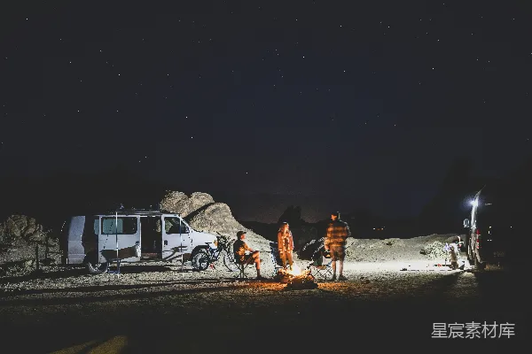 高清摄影 夜晚露营，与星空下的篝火共舞