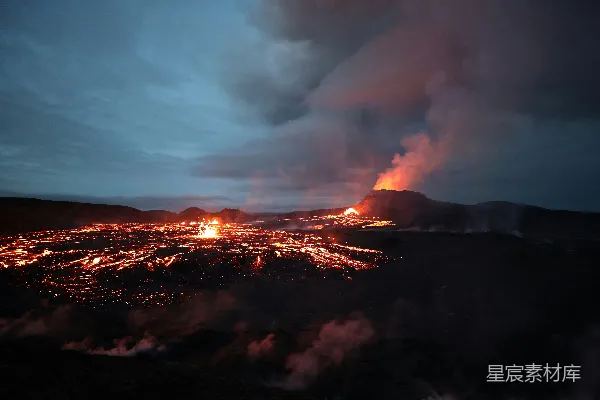 高清摄影 火山喷发：熔岩流下的黄昏