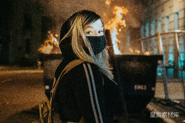 高清摄影 夜色中的孤独旅行者