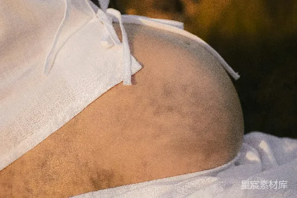 高清摄影 怀胎十月：孕妇的腹部特写