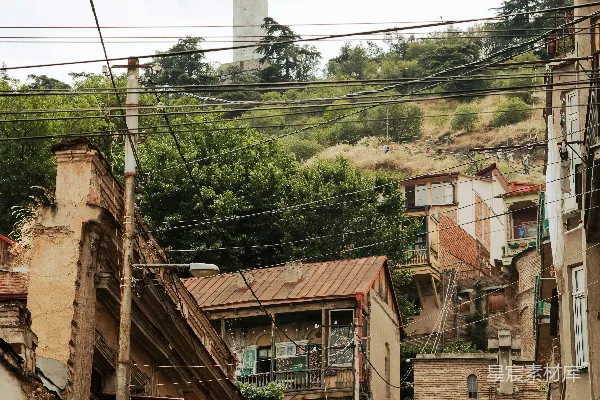 高清摄影 山城下的雕像与老建筑