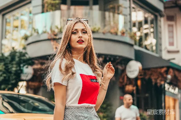 高清摄影 侧重点拍摄的女人站在街边