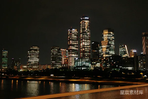 高清摄影 城市夜景：灯火辉煌的摩天大楼