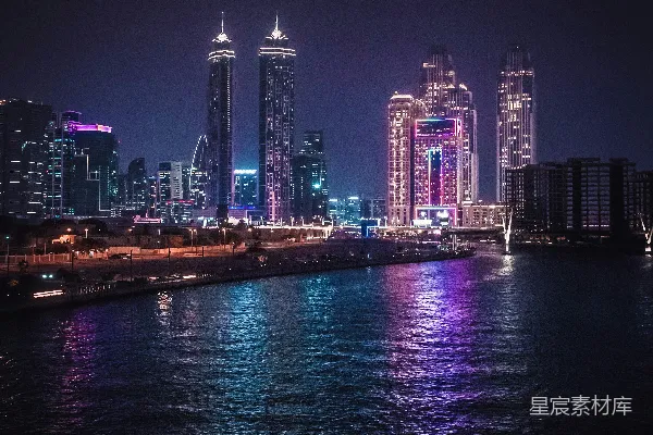高清摄影 璀璨夜景：城市灯光倒影在水面上