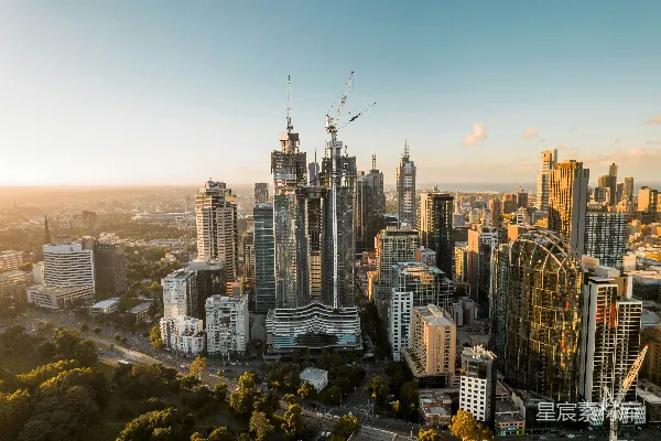 高清摄影 都市晨光：现代建筑与自然景观的和谐共存
