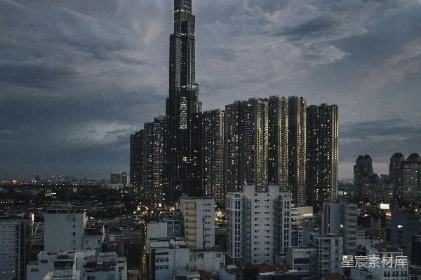 高清摄影 胡志明市天际线：云层下的都市夜景