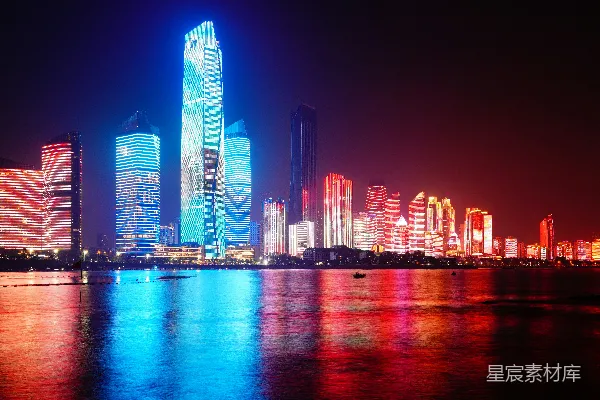 高清摄影 璀璨夜景：城市霓虹倒映在水面上